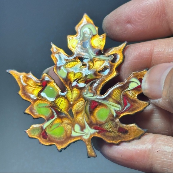 Elegant Enamel Multicolor Leaf Brooch Copper 1375 R - Picture 1 of 6